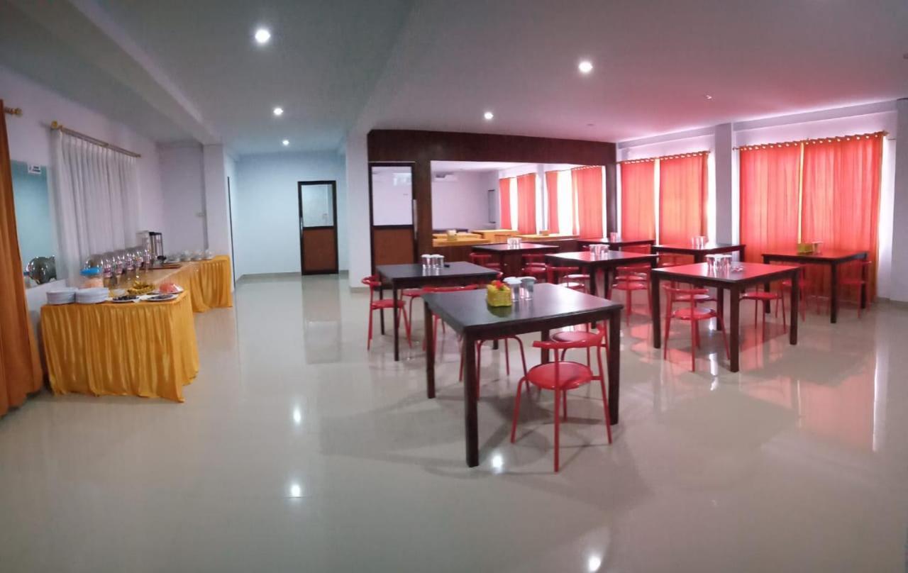 Hotel Meganita Mamuju 外观 照片